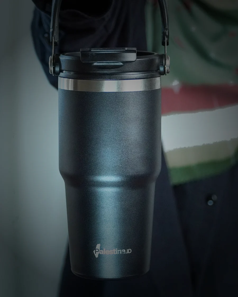 The 1200 ml Signature tumbler in graphite, carried by its handle